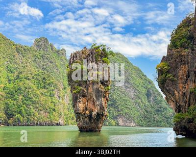 La bellezza mozzafiato di Phuket, Thailandia, dove le lussureggianti scogliere calcaree si innalzano drammaticamente dalle acque color smeraldo, offrendo una vista idilliaca degli artisti della natura Foto Stock