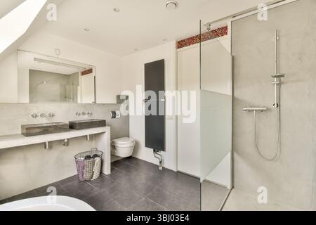 Bagno moderno ed elegante con finiture eleganti, arredi minimalisti e piastrelle eleganti per un'atmosfera contemporanea Foto Stock
