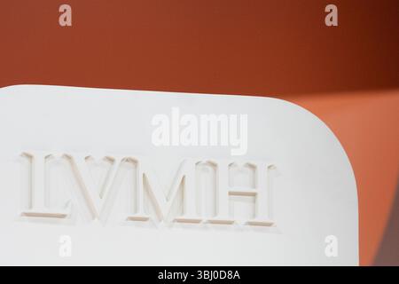 Parigi, Francia. 12 giugno 2025. Logo LVMH durante la cerimonia di premiazione dell'innovazione LVMH presso il Viva Technology presso il centro espositivo porte de Versailles a Parigi, Francia, il 12 giugno 2025. Foto di Eliot Blondet/ABACAPRESS.COM credito: Abaca Press/Alamy Live News Foto Stock
