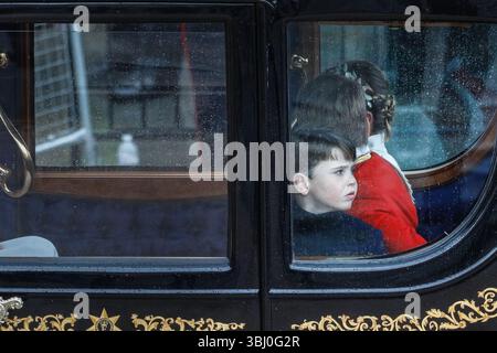 Londra, Regno Unito, 06 maggio 2023. Il re Carlo III, il re appena incoronato, e la regina Camilla tornano al Palazzo con il Gold Stage Coach, Foto Stock