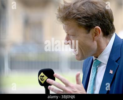 Richard Tice MP (Reform: Boston and Skegness) su College Green, Westminster per discutere la revisione della spesa di Rachel Reeves, 11 giugno 2025 Foto Stock