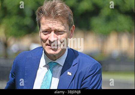 Richard Tice MP (Reform: Boston and Skegness) su College Green, Westminster per discutere la revisione della spesa di Rachel Reeves, 11 giugno 2025 Foto Stock