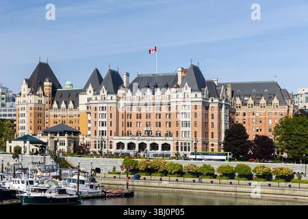 L'Empress è un hotel storico di lusso situato nel centro di Victoria lungo il lungomare ed è considerato uno dei 21 hotel più iconici. Foto Stock