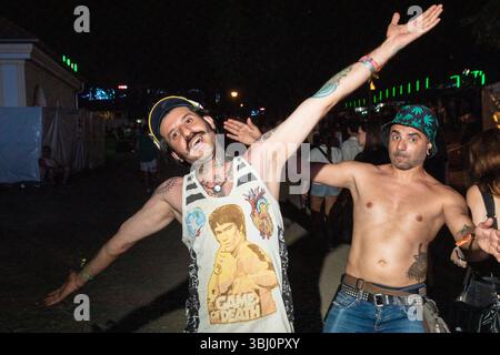 Novi Sad, Serbia. 10 luglio 2024. I partecipanti si riuniscono al festival musicale DI USCITA presso la Fortezza Petrovaradin a Novi Sad, in Serbia, il 10 luglio 2024. (Foto di Maxim Konankov/NurPhoto)0 credito: NurPhoto SRL/Alamy Live News Foto Stock