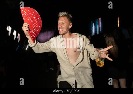 Novi Sad, Serbia. 10 luglio 2024. Un uomo balla con un fan al festival musicale EXIT presso la Fortezza Petrovaradin a Novi Sad, Serbia, il 10 luglio 2024. (Foto di Maxim Konankov/NurPhoto) credito: NurPhoto SRL/Alamy Live News Foto Stock