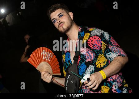Novi Sad, Serbia. 12 luglio 2024. Un uomo tiene un fan al festival musicale EXIT nella Fortezza di Petrovaradin, Novi Sad, Serbia, il 12 luglio 2024. (Foto di Maxim Konankov/NurPhoto)0 credito: NurPhoto SRL/Alamy Live News Foto Stock