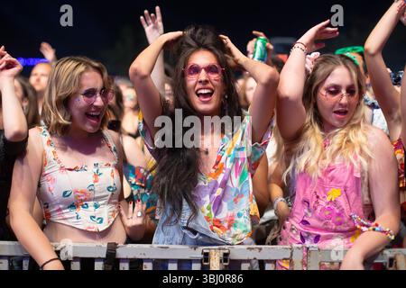 Novi Sad, Serbia. 12 luglio 2024. Gli spettatori partecipano al festival musicale EXIT presso la Fortezza Petrovaradin di Novi Sad, Serbia, il 12 luglio 2024. (Foto di Maxim Konankov/NurPhoto) credito: NurPhoto SRL/Alamy Live News Foto Stock