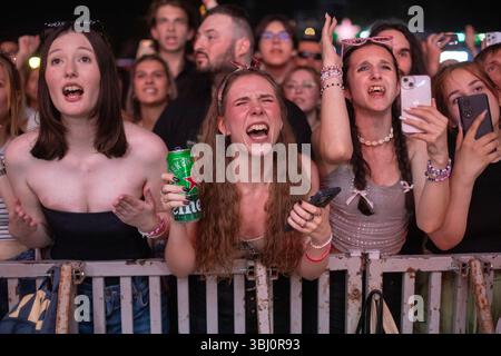 Novi Sad, Serbia. 12 luglio 2024. Gli spettatori partecipano al festival musicale EXIT presso la Fortezza Petrovaradin di Novi Sad, Serbia, il 12 luglio 2024. (Foto di Maxim Konankov/NurPhoto) credito: NurPhoto SRL/Alamy Live News Foto Stock