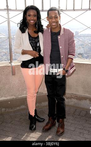 Coco Jones e Tyler James Williams visitano l'osservatorio al 86° piano dell'Empire State Building a New York City - 12 marzo 2012 Foto Stock
