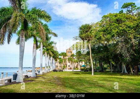 Sarasota, Florida, 20 dicembre 2023: Veduta della residenza di CA d'Zan e dei giardini presso il museo d'arte John and Mable Ringling Foto Stock