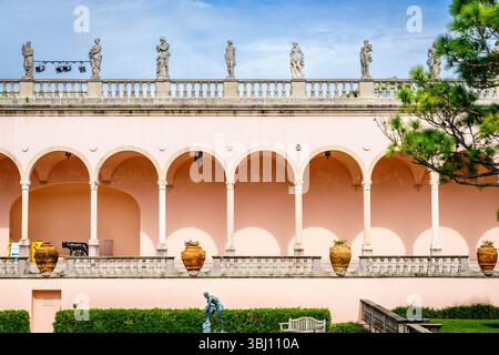 Sarasota, FL, 20 dicembre 2023: Dettagli architettonici del John and Mable Ringling Museum of Art a Sarasota, Florida Foto Stock