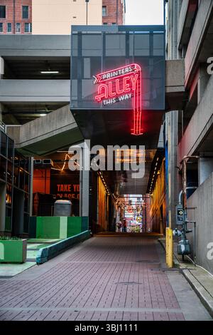 14 ottobre 2023, Nashville, Tennessee: Un cartello al neon all'ingresso di Printers Alley, un famoso quartiere della vita notturna di Nashville, Tennessee Foto Stock