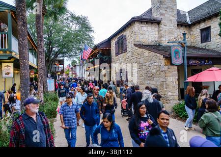 28 dicembre 2023, St. Augustine, Florida: Folle di vacanze in St. George Street a St. Augustine, Florida Foto Stock