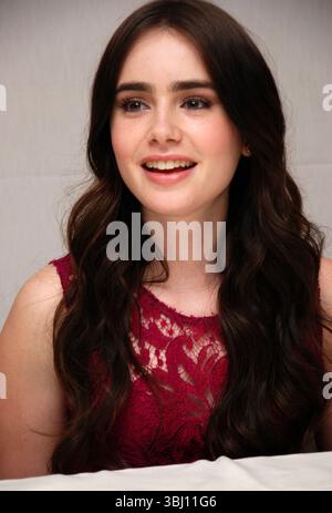 Lily Collins al comunicato stampa per "Mirror Mirror" a Los Angeles - 4 marzo 2012 Foto Stock