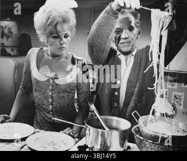 L'attrice Kim Novak e l'attore Ray Walston nel film Kiss me, Stupid, USA 1964 Foto Stock