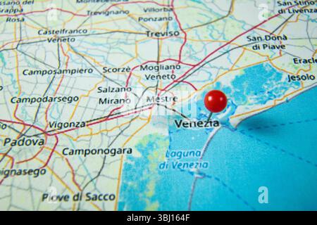 La punteria rossa segna Venezia (Venezia) su una mappa in una vista ravvicinata, simboleggiando il viaggio, la pianificazione o la destinazione. Foto Stock
