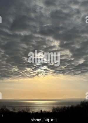 Nuvoloso alba sopra il fiume San Lorenzo, Quebec Foto Stock