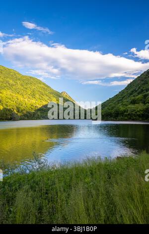 Vista di un tramonto primaverile sul Lago di Ghirla. Ghirla, Parco regionale del campo dei Fiori, Valganna, Provincia di Varese, Lombardia, Italia. Foto Stock