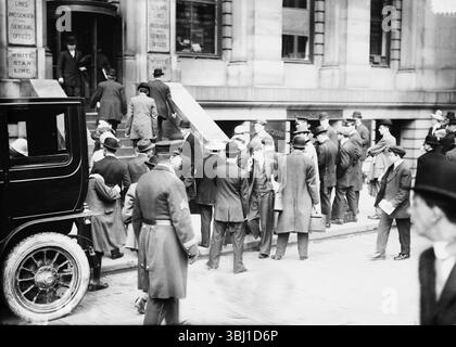 Una fotografia dei primi anni del XX secolo di persone in attesa di notizie sul Titanic fuori dagli uffici della White Star Line a New York, Stati Uniti d'America. Il Titanic colpì un iceberg e affondò il 15 aprile 1912, in rotta verso l'America nell'Oceano Atlantico. Foto Stock