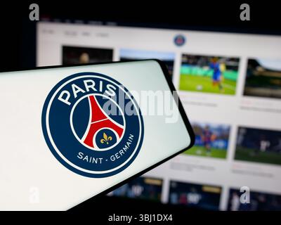 Stoccarda, Germania - 21-03-2025: Smartphone con logo del Paris Saint-Germain Football Club (PSG) sullo schermo davanti al sito web. Foto Stock