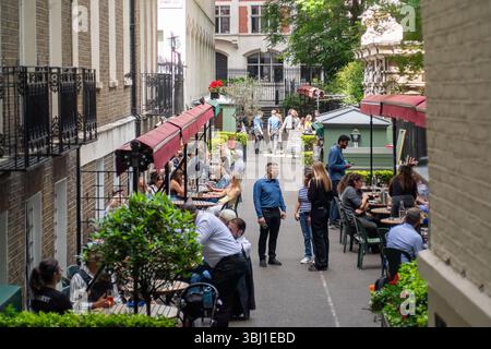Londra, Regno Unito. 11 giugno 2025. Turisti e impiegati che si godono seduti fuori dal Gordon's Wine Bar in Villiers Street, Embankment, Londra. Era una giornata più calda oggi a Londra, dato che le temperature sono di nuovo in aumento. Crediti: Maureen McLean/Alamy Live News Foto Stock