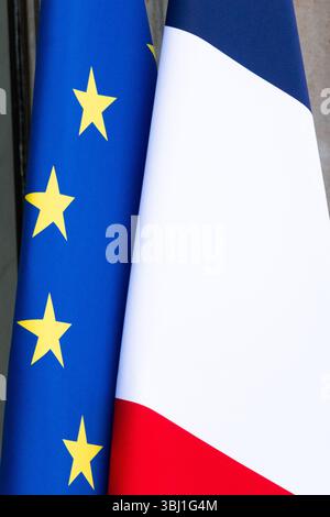Parigi, Francia. 12 giugno 2025. Questa foto mostra la bandiera dell'Unione europea accanto alla bandiera francese all'Elysee Presidential Palace di Parigi, Francia, il 12 giugno 2025. Foto di Alexis Jumeau/ABACAPRESS.COM credito: Abaca Press/Alamy Live News Foto Stock