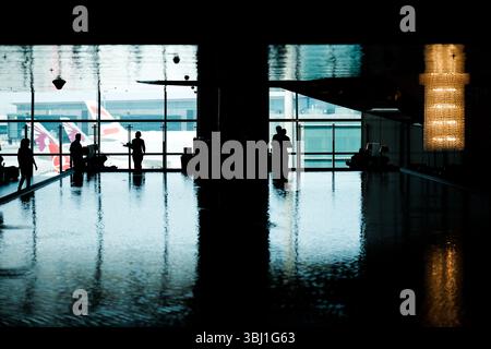 I viaggiatori si rilassano presso la piscina riflettente al Mourjan Business Lounge dell'Aeroporto Internazionale Hamad, Doha, Qatar Foto Stock