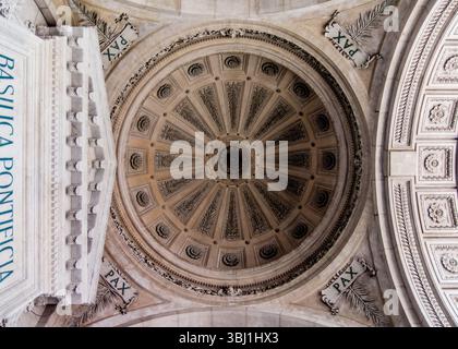 Una foto dall'alto dell'interno di un edificio, probabilmente una chiesa o una basilica, mostra i dettagli ornati del soffitto. Foto Stock