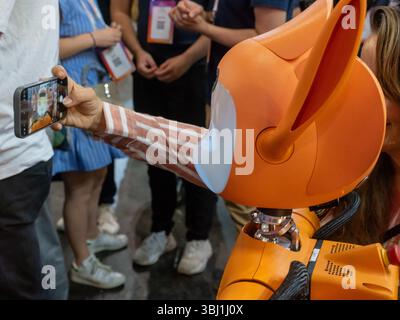 Parigi, Francia. 12 giugno 2025. Enchanted Tools Mirokai robot durante la 9a edizione del Vivatech, a Parigi, in Francia, il 12 giugno 2025. La startup francese Enchanted Tools sta introducendo robot con intelligenza artificiale. Foto di Mario Fourmy/ABACAPRESS.COM credito: Abaca Press/Alamy Live News Foto Stock