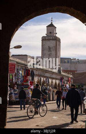 Essaouira, Marocco - 23 febbraio 2025: Un giro in bicicletta per le strade della medina di Essaouira, il souq locale o il mercato della città vecchia. Foto Stock