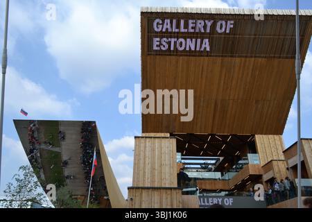 Vista frontale del padiglione Estonia. Enorme baldacchino sopra l'entrata. Struttura unica di 52 scatole di legno impilate l'una sull'altra. Concetto di dinamica. Foto Stock