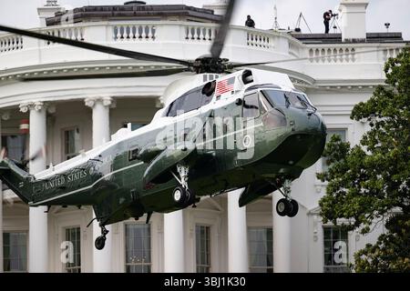 Il presidente Donald Trump si imbarca su Marine One sul South Lawn della Casa Bianca, giovedì 1° maggio 2025, in viaggio verso la Joint base Andrews Foto Stock