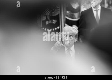 Il presidente Donald Trump è affiancato dal segretario al commercio Howard Lutnick, dal vicepresidente JD Vance, dall'ambasciatore britannico Peter Mandelson, rappresentante commerciale degli Stati Uniti Foto Stock