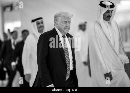 Il presidente Donald Trump partecipa alla cerimonia di firma e allo scambio di accordi con Amir dello Stato del Qatar Sheikh Tamin bin Hamad al Thani, noi Foto Stock