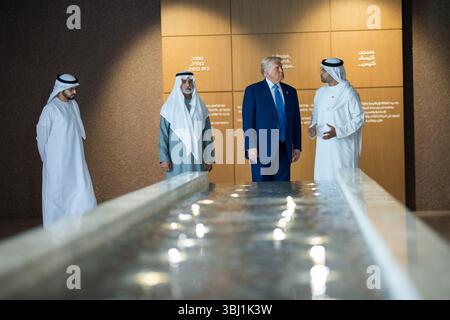Il presidente Donald Trump visita la Abrahamic Family House, venerdì 16 maggio 2025, ad Abu Dhabi, Emirati Arabi Uniti. Foto Stock