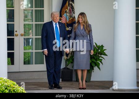 Il presidente Donald Trump e la First Lady Melania Trump partecipano a una cerimonia di firma del disegno di legge per il Take IT Down Act, lunedì 19 maggio 2025, Foto Stock