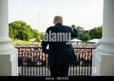 Il presidente Donald Trump fa delle osservazioni durante la “serata estiva” sul South Lawn della Casa Bianca, mercoledì 4 giugno 2025. Foto Stock
