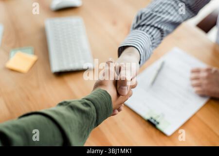 Primo piano di una stretta di mano tra due colleghi di un ufficio che indica accordo, cooperazione e partenariato Foto Stock