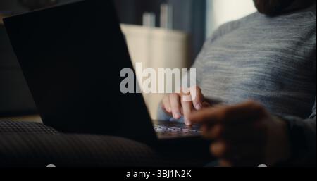 Primo piano di un esperto finanziario specializzato che lavora su notebook, monitoraggio delle azioni in tempo reale e grafici del mercato Exchange. Un uomo d'affari di successo lavora presso la comoda Office of Investment Bank. Foto Stock