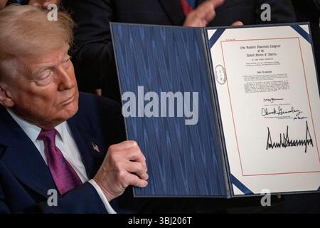 Washington, Stati Uniti. 12 giugno 2025. Il presidente Donald Trump mostra una risoluzione del Congresso firmata che esclude i mandati di vendita dei veicoli elettrici e le regole dei motori diesel della California, nella East Room della Casa Bianca a Washington, DC, giovedì 12 giugno 2025. Foto di Ken Cedeno/UPI credito: UPI/Alamy Live News Foto Stock