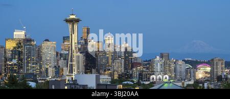 Skyline di Seattle all'ora blu con il monte Rainier in the background, Washington, USA, Nord America Foto Stock