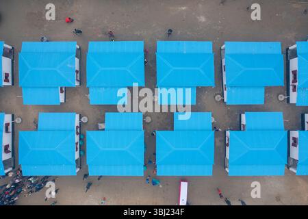 Una vista aerea delle case di nuova costruzione nell'ambito del progetto Ashrayan-2 nell'area di Murapara di Rupganj, sulle rive del fiume Shitalakkhya. Fa parte di un governo Foto Stock