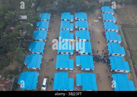 Una vista aerea delle case di nuova costruzione nell'ambito del progetto Ashrayan-2 nell'area di Murapara di Rupganj, sulle rive del fiume Shitalakkhya. Fa parte di un governo Foto Stock