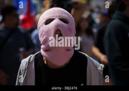 Los Angeles, California, Stati Uniti. 9 giugno 2025. Un manifestante grida agli agenti del DHS che sorvegliano il Roybal Federal Building (immagine di credito: © Daniel Powell/ZUMA Press Wire) SOLO PER USO EDITORIALE! Non per USO commerciale! Foto Stock