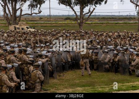 Los Angeles, Stati Uniti. 9 giugno 2025. I Marines statunitensi con il 2nd Battalion, 7th Marine Regiment, 1st Marine Division, sono informati dopo essere arrivati su ordine del presidente Donald Trump in risposta alle proteste sull'immigrazione del 10 giugno 2025 a Los Angeles, California. Trump inviò 700 Marines degli Stati Uniti e 4.000 soldati della Guardia Nazionale per aiutare a proteggere le proprietà federali e gli agenti federali. Credito: CPL. Logan Courtright/U.S. Marine Corps/Alamy Live News Foto Stock