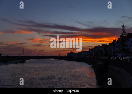 Vista del paesaggio urbano di Alcacer do Sal dall'altro lato del fiume Sado al tramonto Foto Stock