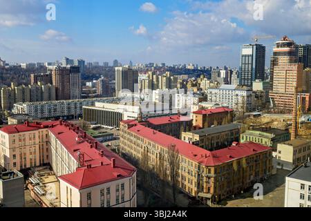 Kiev, Ucraina- 02.29.2020: Vista aerea in una soleggiata mattinata d'inverno su aree residenziali e commerciali. Gli edifici di epoca sovietica contrastano con le case moderne Foto Stock