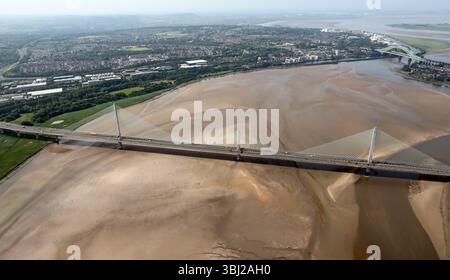 Veduta aerea del Mersey Gateway Bridge che attraversa Runcorn Gap e il Silver Jubilee Bridge, lontano a valle del fiume Mersey Foto Stock