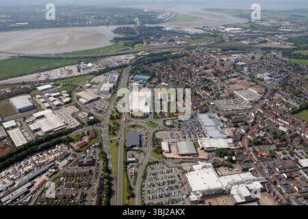 Vista aerea di Widnes dal nord guardando verso sud, incluso il Widnes Shopping Park Foto Stock