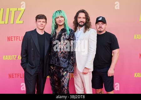 Berlino, Germania. 12 giugno 2025. I fratelli Bill (2° da sinistra) e Tom Kaulitz (2° da destra) si uniscono agli ex colleghi del Tokio Hotel Georg Listing (a sinistra) e Gustav Schäfer (a destra) per la proiezione speciale della seconda stagione di 'Kaulitz & Kaulitz', che inizia su Netflix il 17 giugno 2025 al Delphi-Filmpalast. Credito: Annette Riedl/dpa/Alamy Live News Foto Stock